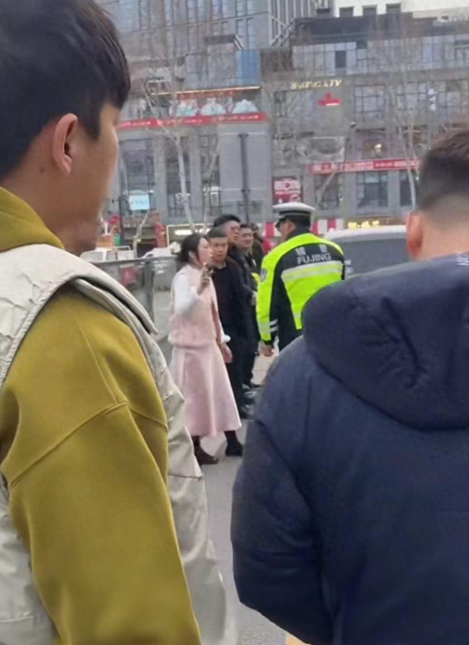 乐鱼体育在线登陆-扬州一女子车祸被打后续:长相曝光,人无赖嘴恶毒,全家受到舆论